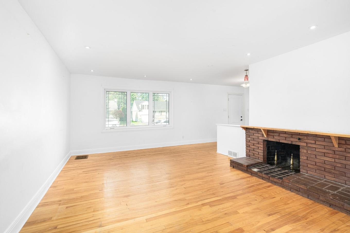 Salon - 625 Boul. Graham, Dorval, QC - Indoor With Fireplace