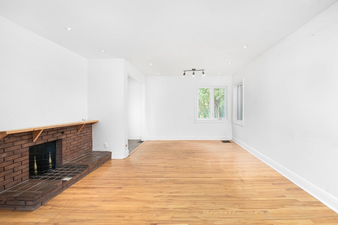 Salon - 625 Boul. Graham, Dorval, QC - Indoor With Fireplace