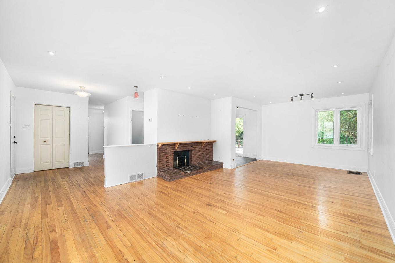 Salon - 625 Boul. Graham, Dorval, QC - Indoor Photo Showing Other Room