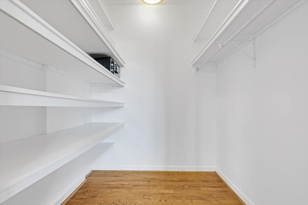 Penderie (Walk-in) - 6A-4410 Rue Ste-Catherine O., Westmount, QC - Indoor With Storage