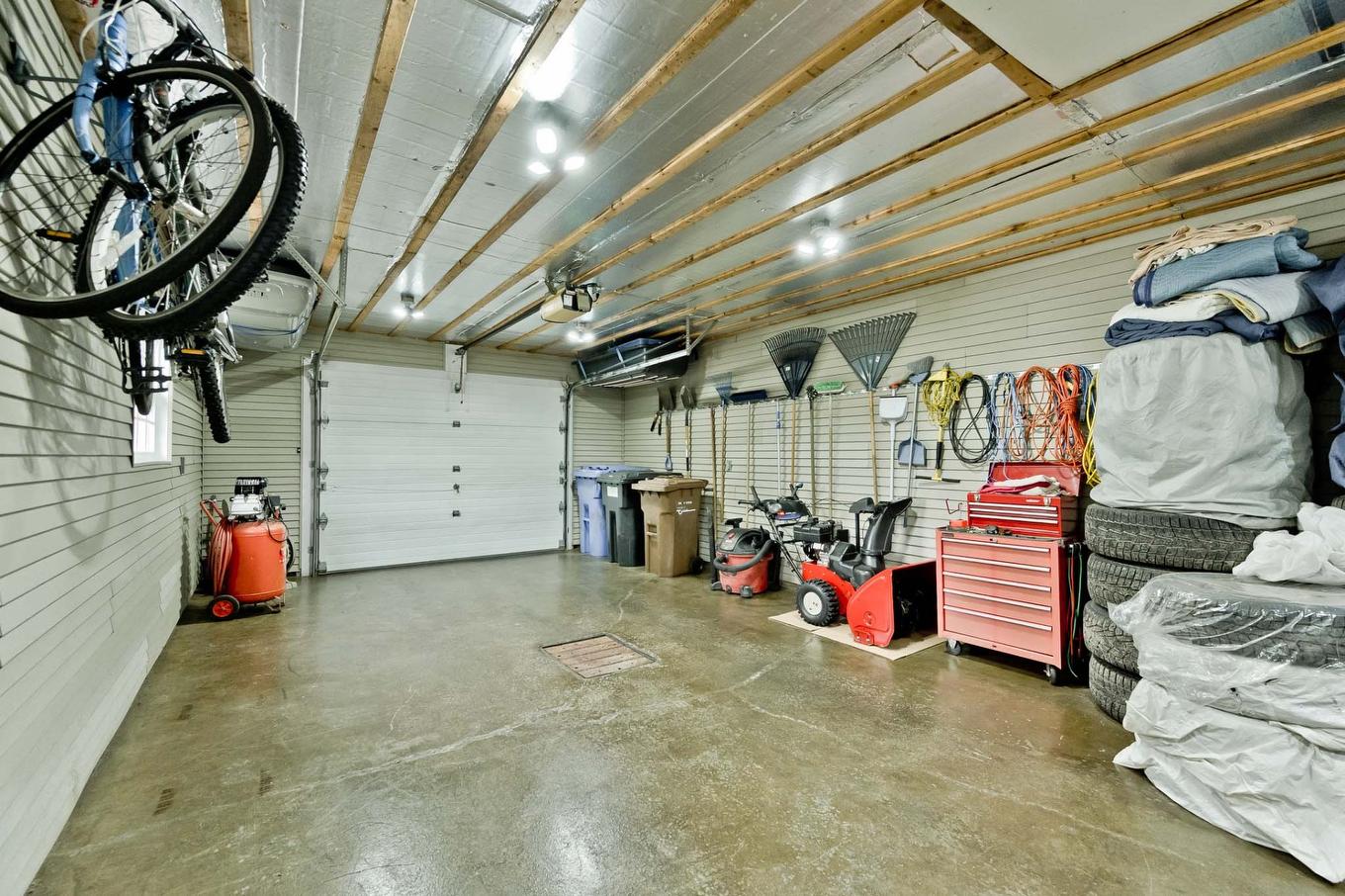 Garage - 680 Mtée Des Pins S., Coaticook, QC - Indoor Photo Showing Garage