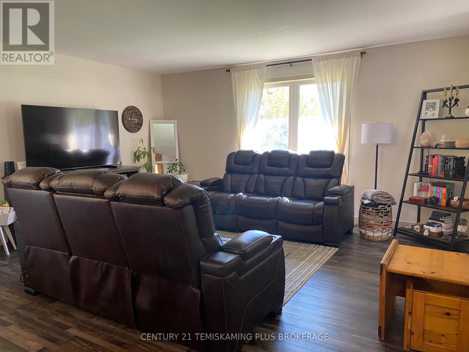 466609 Kerr Lake Road, Timiskaming (Tim - Outside - Rural), ON - Indoor Photo Showing Living Room