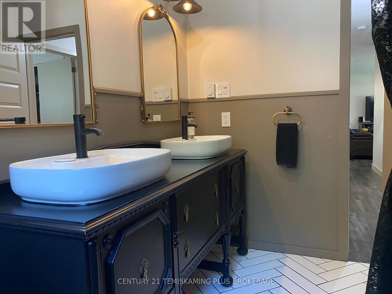 466609 Kerr Lake Road, Timiskaming (Tim - Outside - Rural), ON - Indoor Photo Showing Bathroom