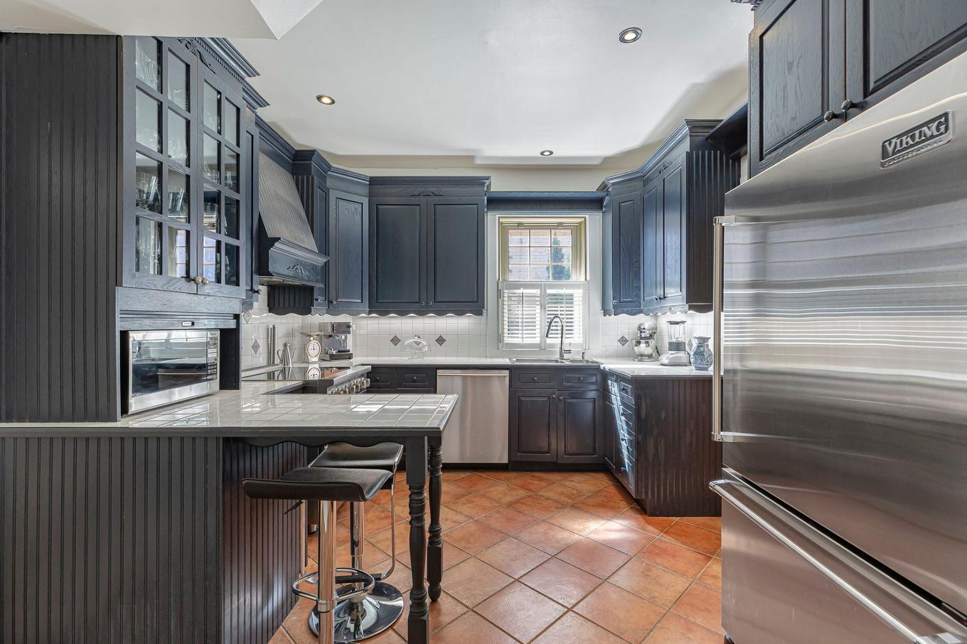 Kitchen - 108 Av. Kenaston, Mont-Royal, QC - Indoor Photo Showing Kitchen With Upgraded Kitchen