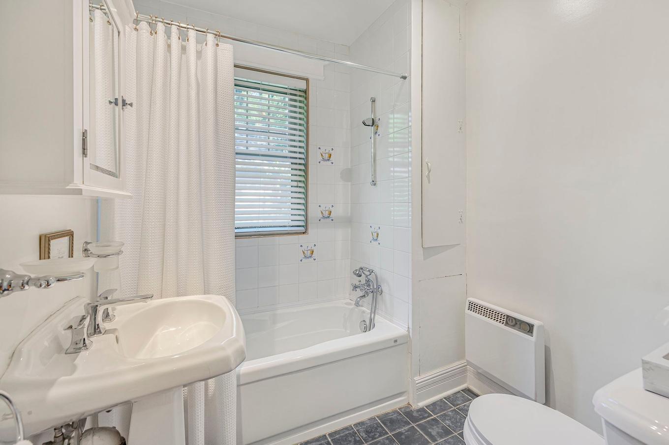 Bathroom - 108 Av. Kenaston, Mont-Royal, QC - Indoor Photo Showing Bathroom