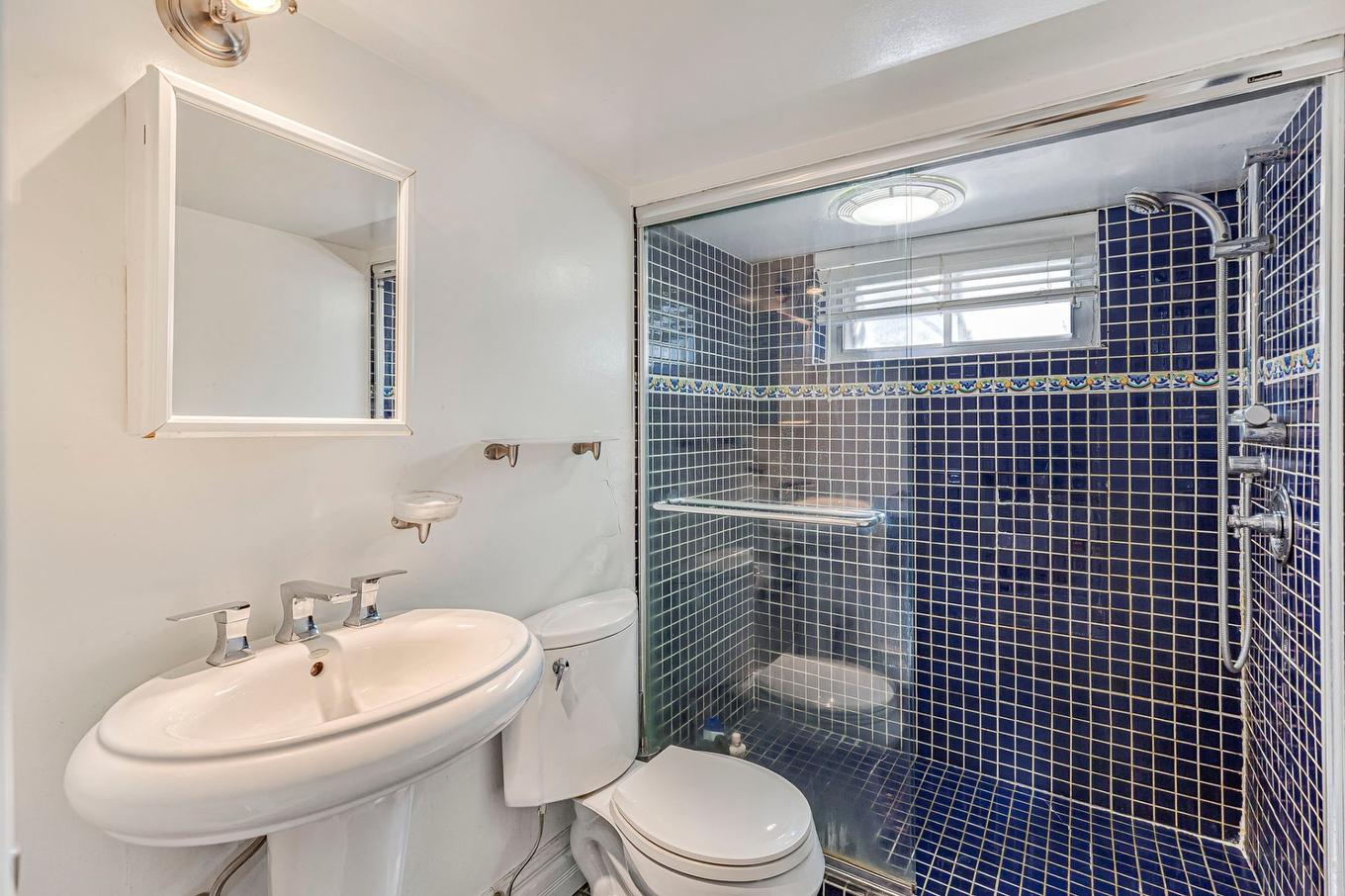 Bathroom - 108 Av. Kenaston, Mont-Royal, QC - Indoor Photo Showing Bathroom