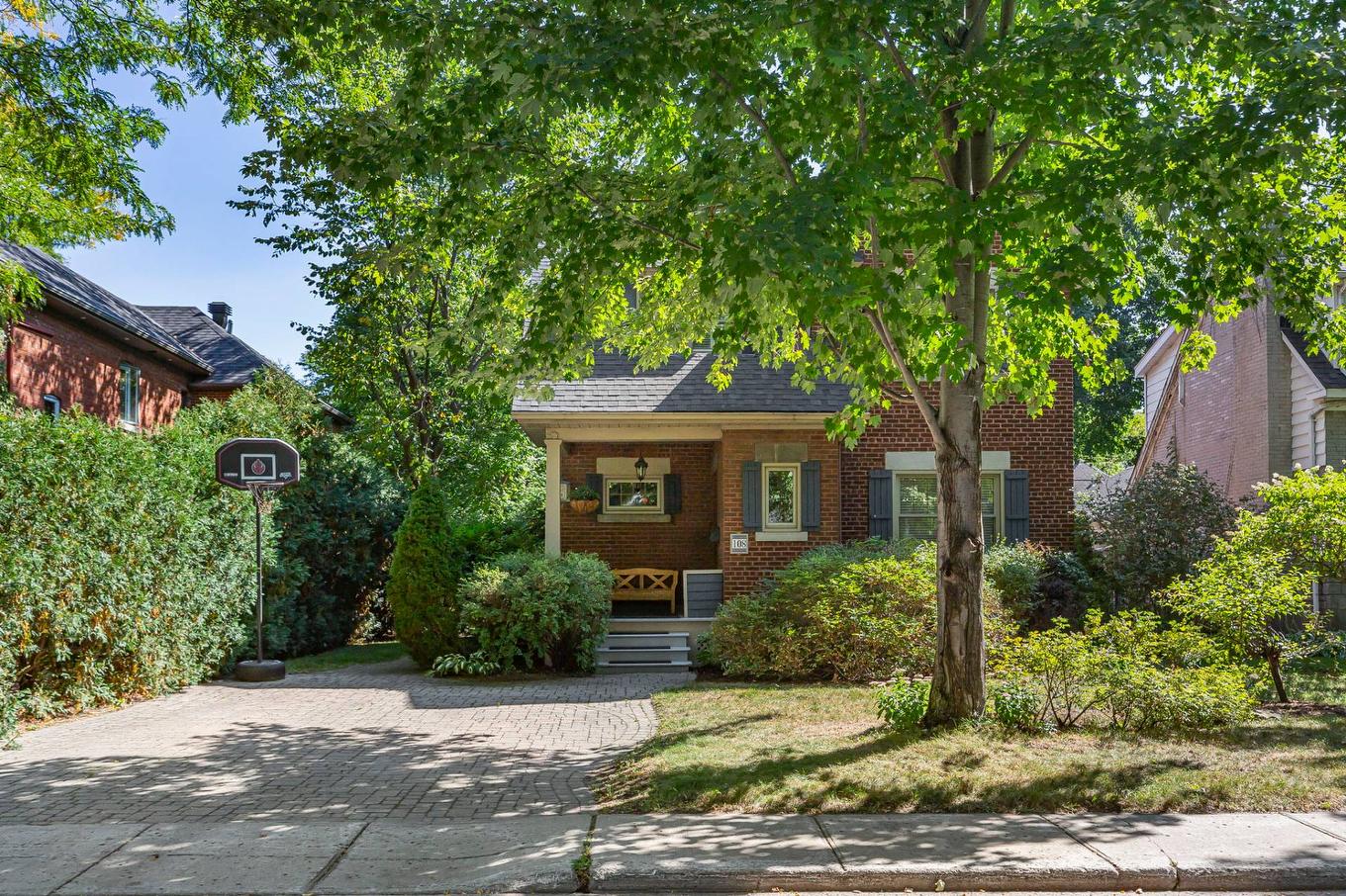 Frontage - 108 Av. Kenaston, Mont-Royal, QC - Outdoor