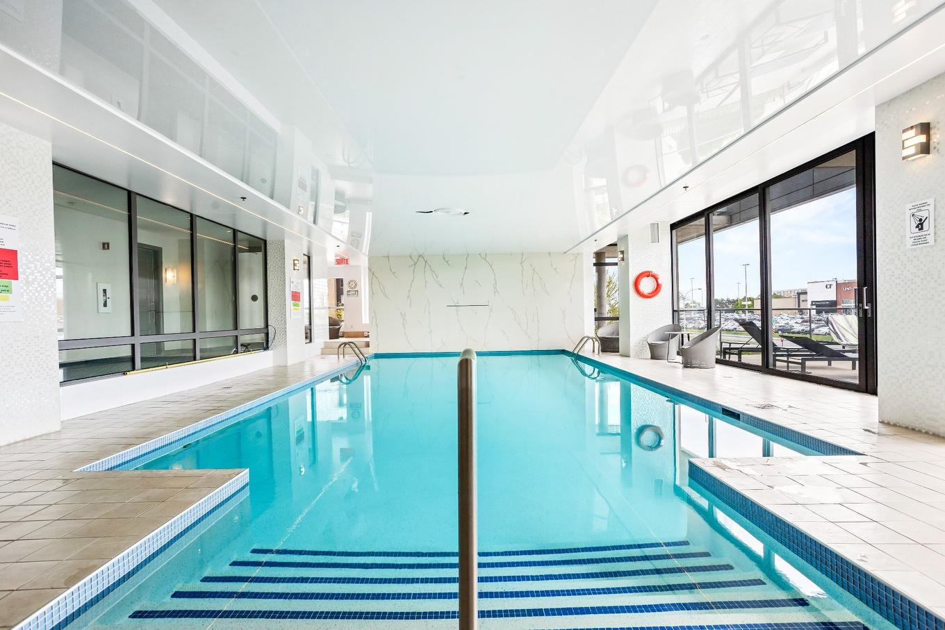 Piscine - 204-359 Boul. Brunswick, Pointe-Claire, QC - Indoor Photo Showing Other Room With In Ground Pool