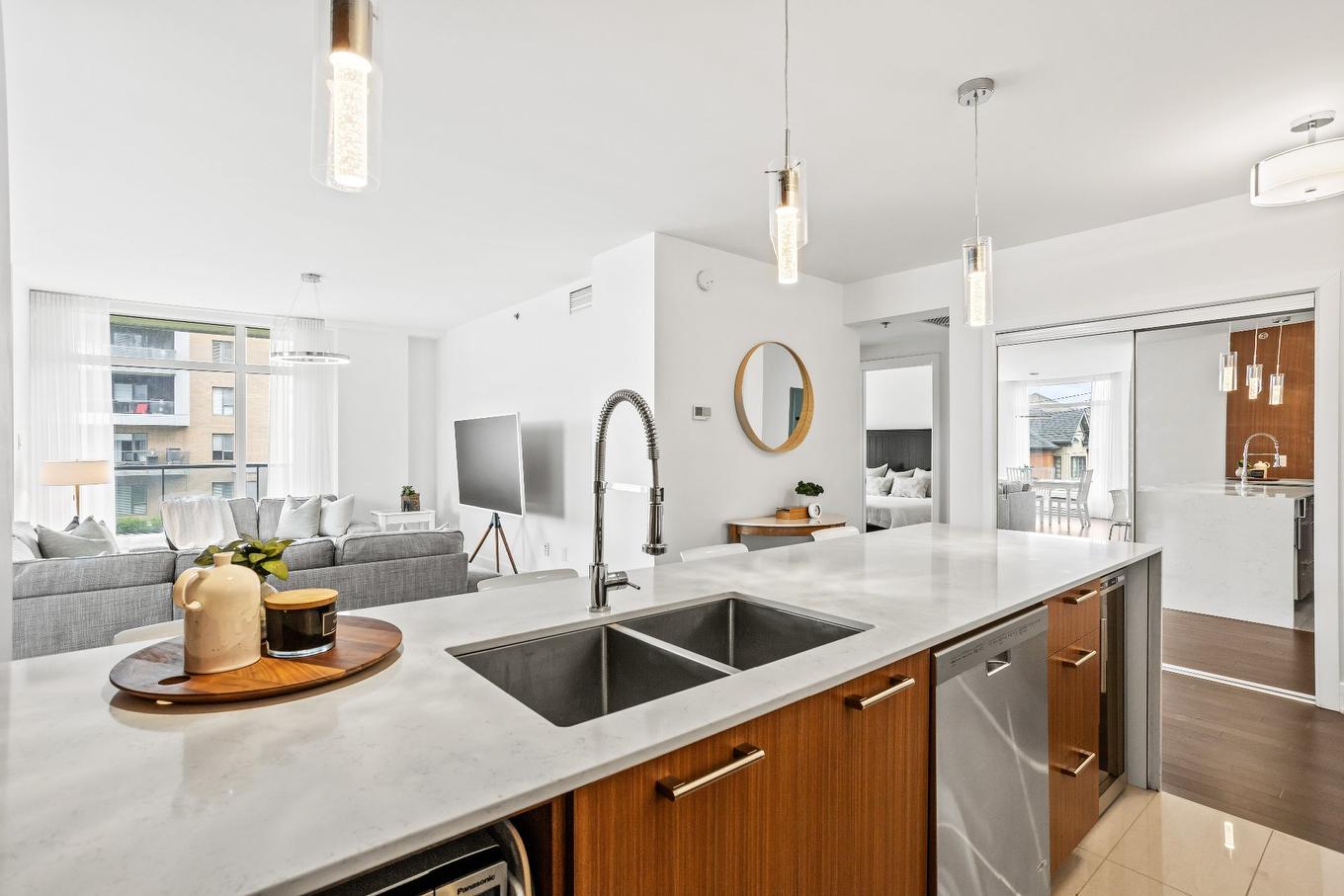 Cuisine - 204-359 Boul. Brunswick, Pointe-Claire, QC - Indoor Photo Showing Kitchen With Double Sink With Upgraded Kitchen