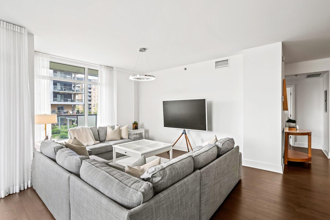 Salon - 204-359 Boul. Brunswick, Pointe-Claire, QC - Indoor Photo Showing Living Room