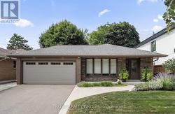 18 DEANECREST ROAD Toronto, ON M9B 5W4
