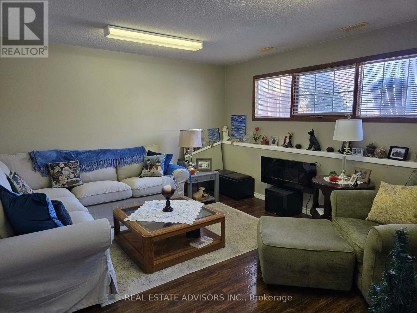 1069 Bird Road, Haldimand, ON - Indoor Photo Showing Living Room