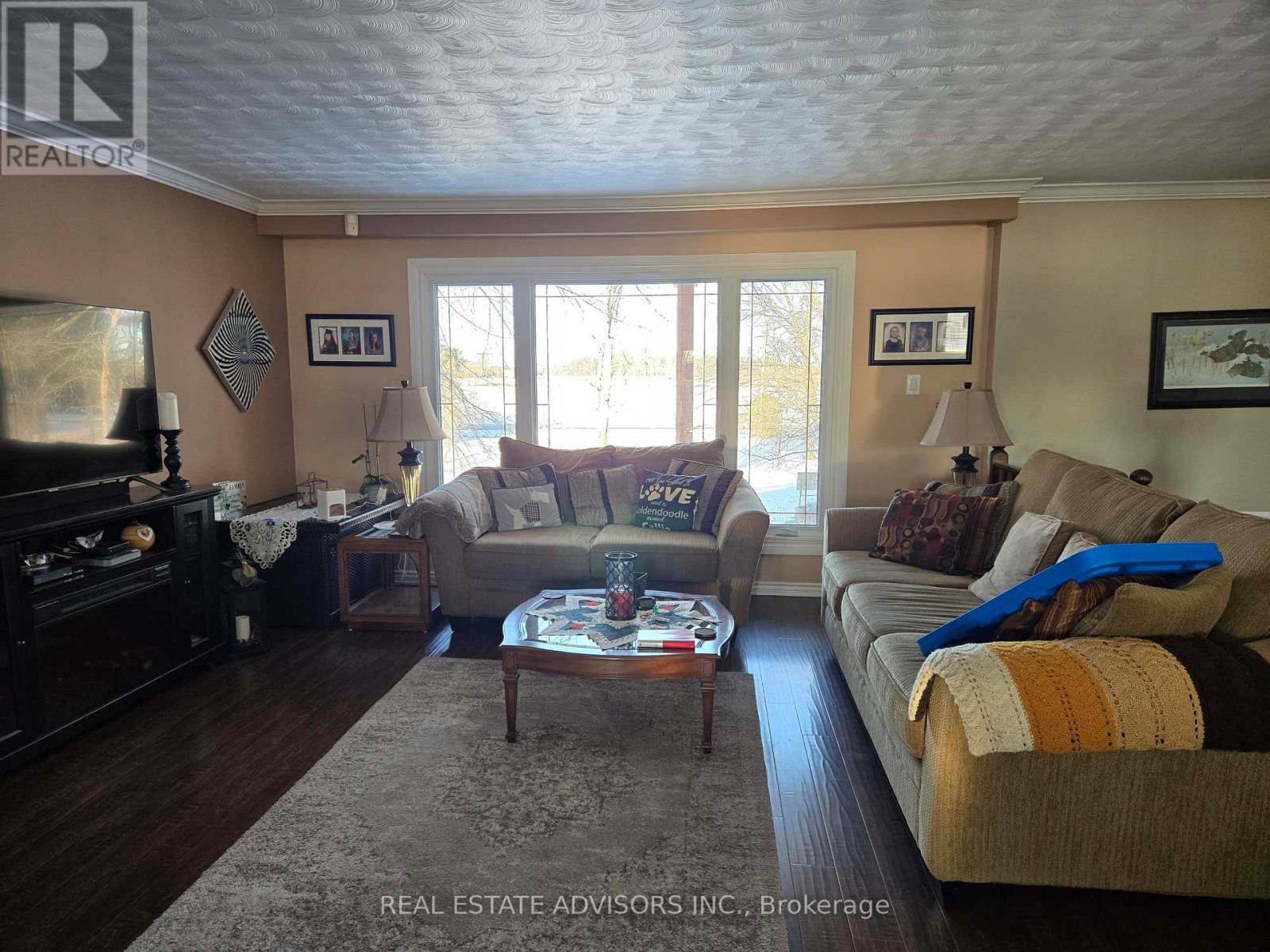1069 Bird Road, Haldimand, ON - Indoor Photo Showing Living Room