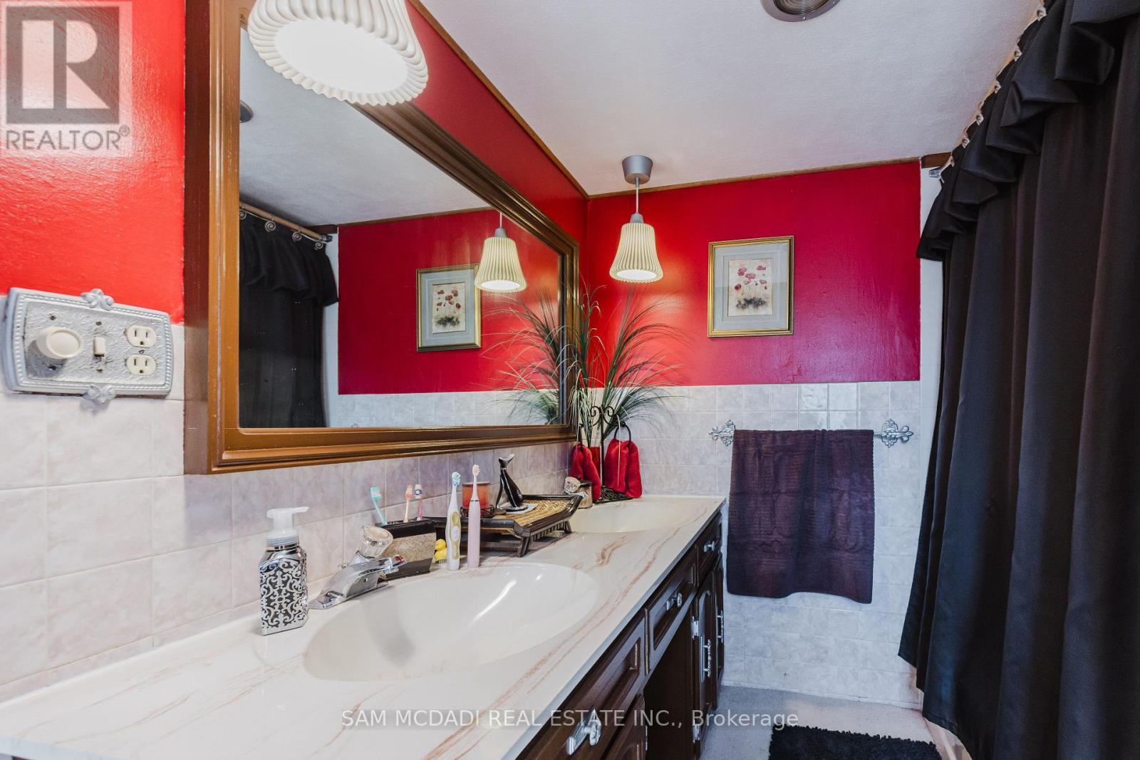 6 Drayton Street, Norfolk, ON - Indoor Photo Showing Bathroom