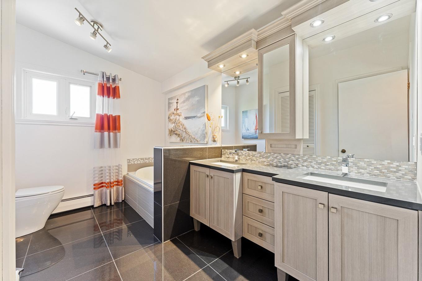 Bathroom - 800 Rue Du Centenaire, Farnham, QC - Indoor Photo Showing Bathroom