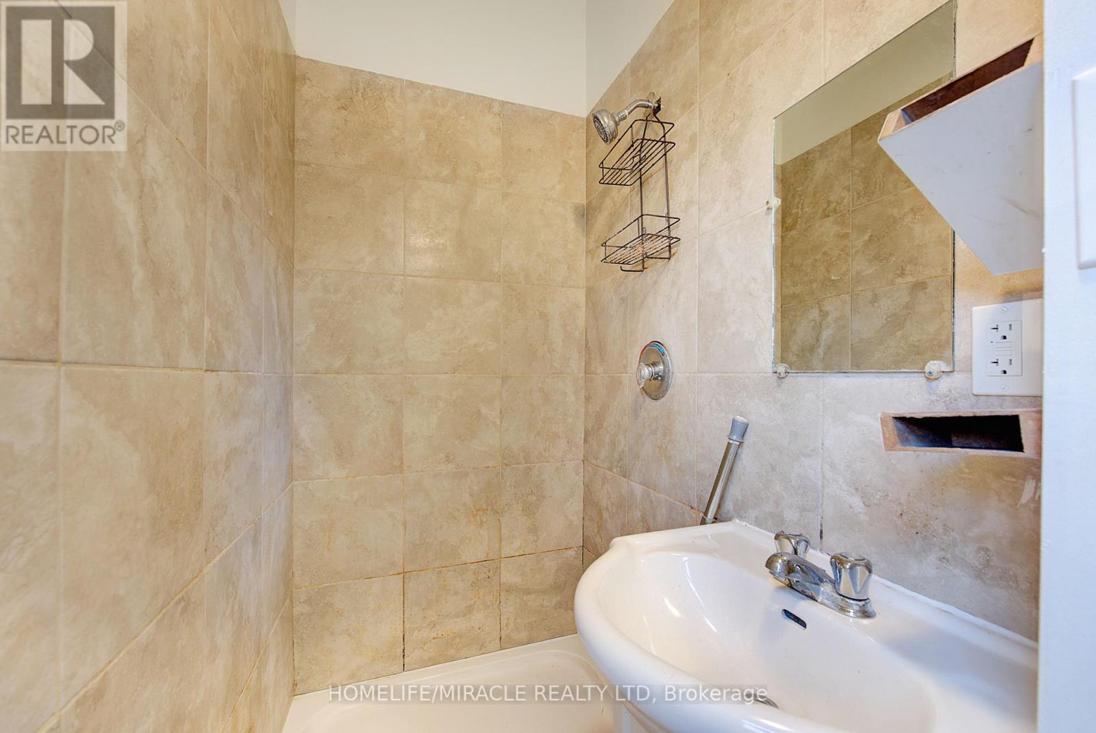 201 Clarence Street, London East, ON - Indoor Photo Showing Bathroom