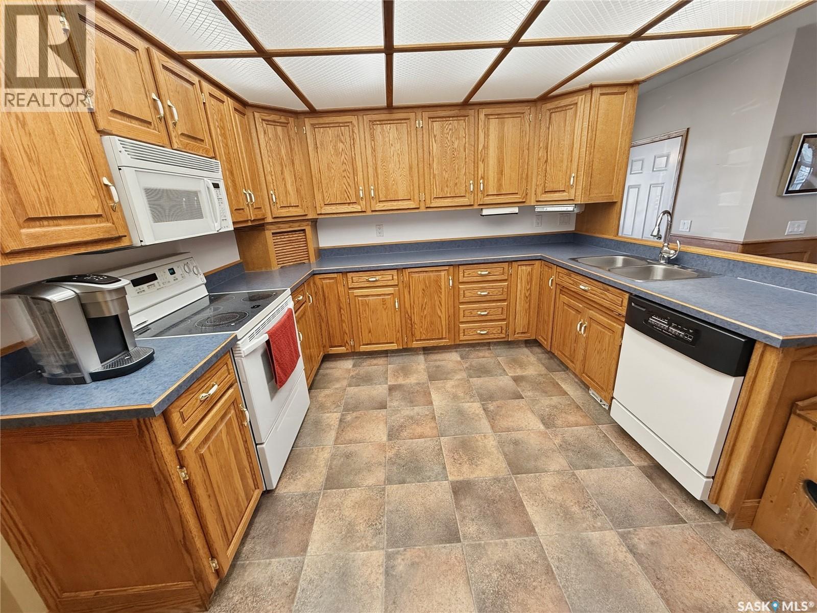 406 Curry Crescent, Swift Current, SK - Indoor Photo Showing Kitchen With Double Sink
