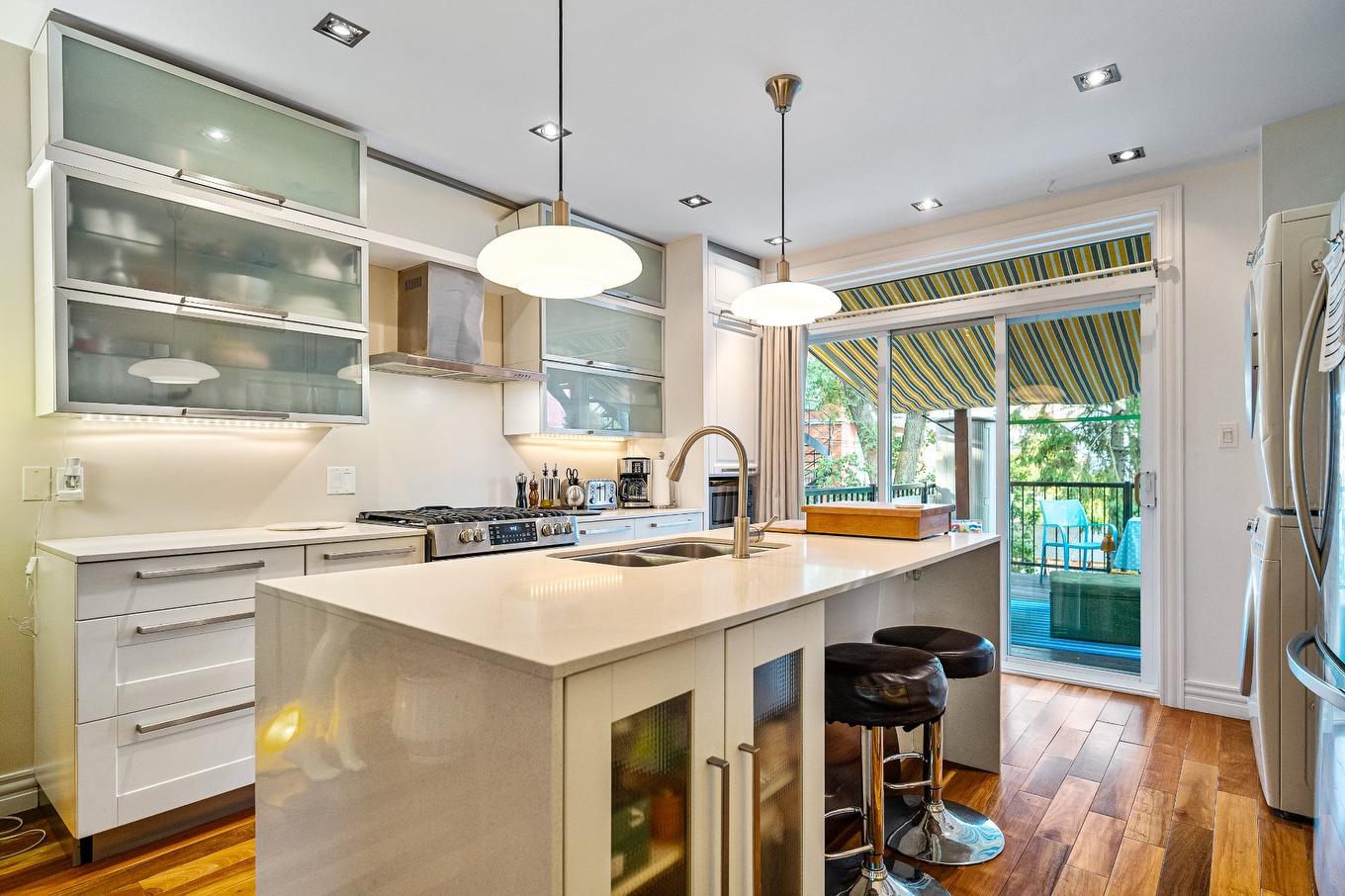 Kitchen - 3284 Rue De Rouen, Montréal (Mercier/Hochelaga-Maisonneuve), QC - Indoor Photo Showing Kitchen With Double Sink With Upgraded Kitchen