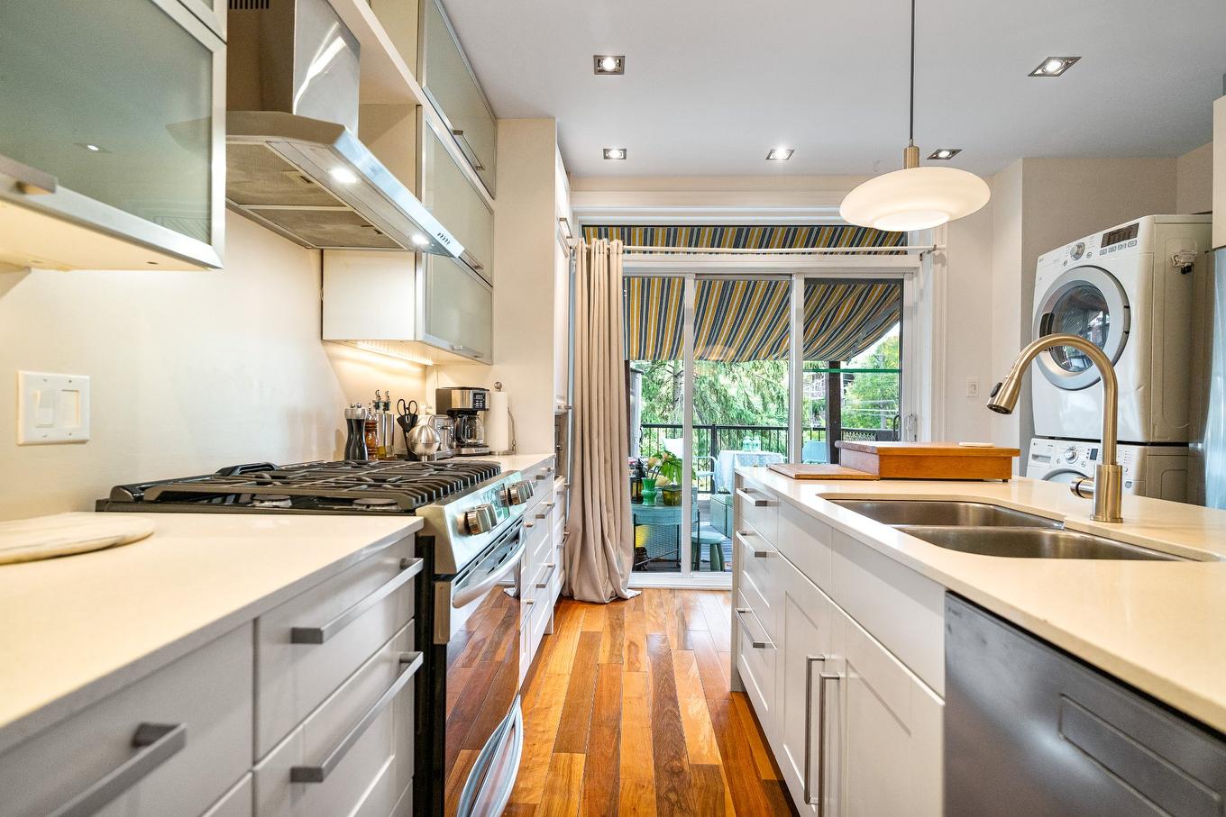 Kitchen - 3284 Rue De Rouen, Montréal (Mercier/Hochelaga-Maisonneuve), QC - Indoor Photo Showing Kitchen With Double Sink With Upgraded Kitchen