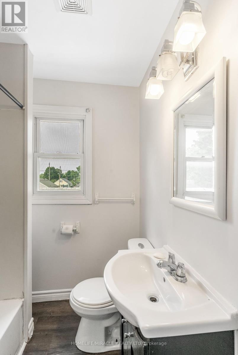 237 St. Julien Street, London East, ON - Indoor Photo Showing Bathroom