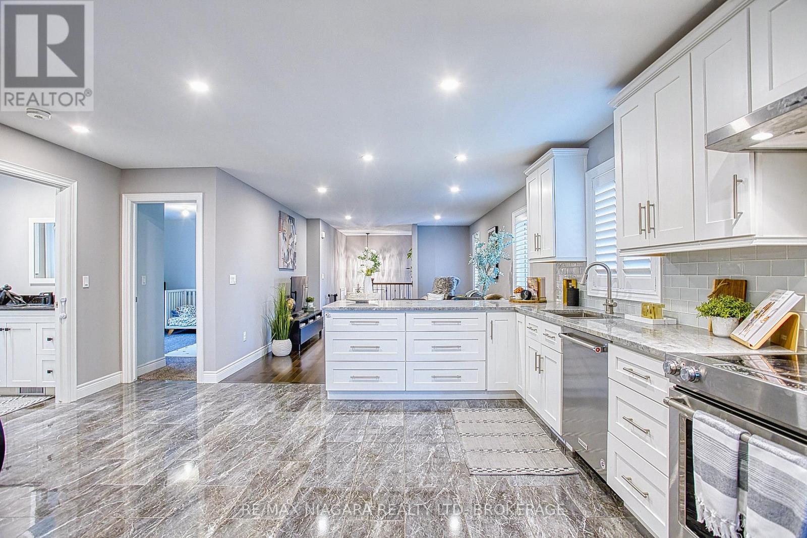 43 Sauer Avenue, Welland (Lincoln/Crowland), ON - Indoor Photo Showing Kitchen With Upgraded Kitchen