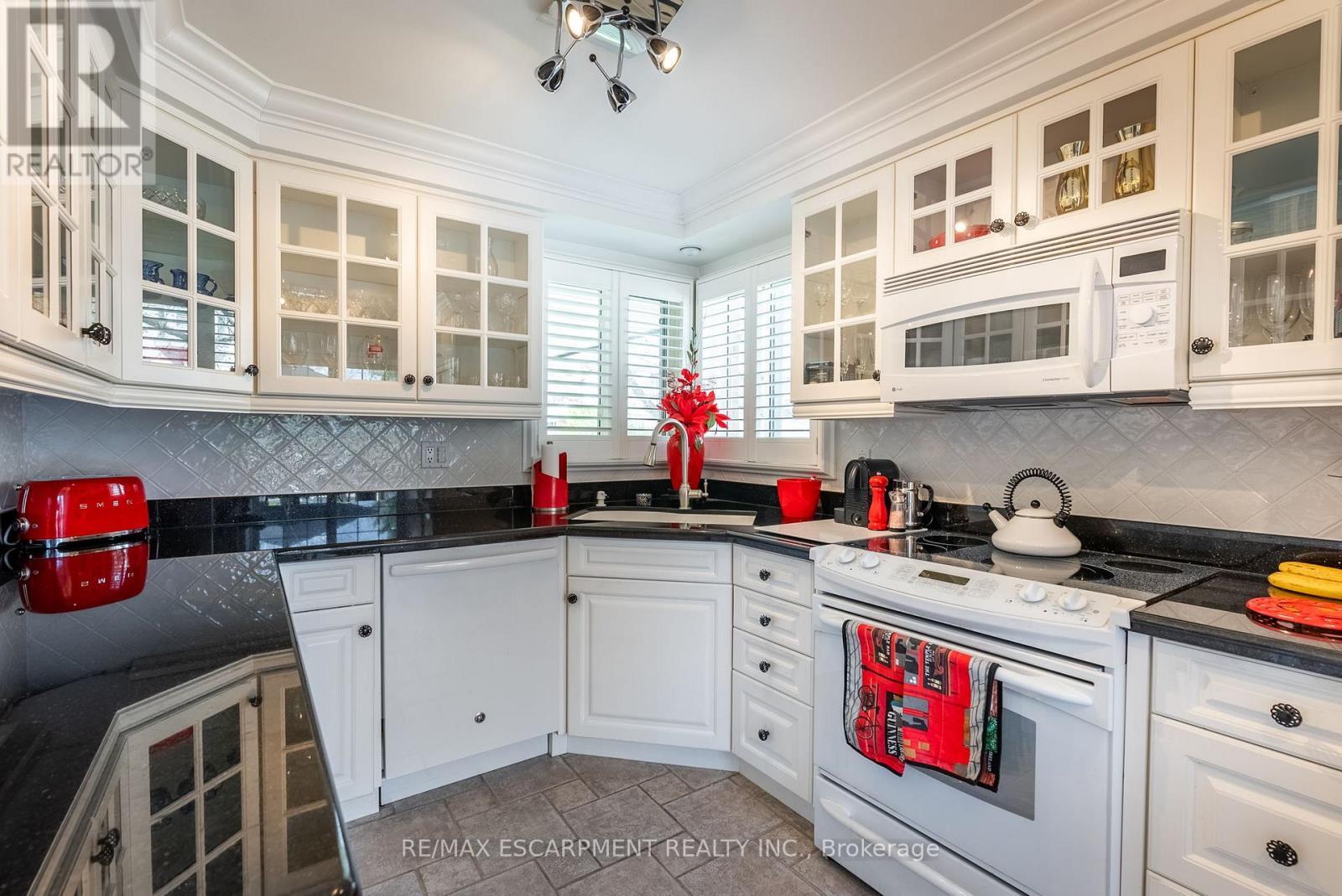 6 - 1508 Upper Middle Road, Burlington, ON - Indoor Photo Showing Kitchen