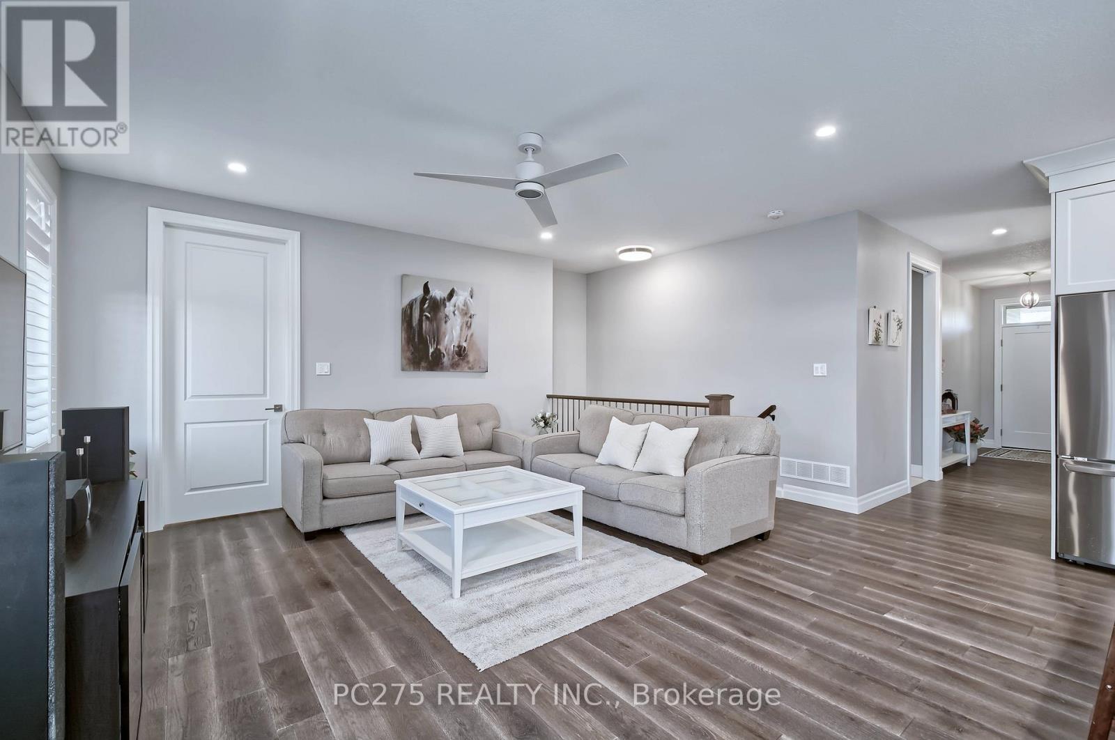 2539 Bond Street, Strathroy-Caradoc (Mount Brydges), ON - Indoor Photo Showing Living Room