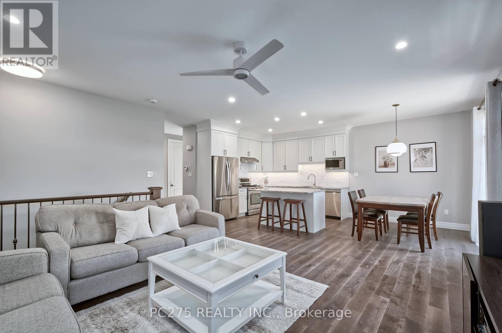 2539 Bond Street, Strathroy-Caradoc (Mount Brydges), ON - Indoor Photo Showing Living Room