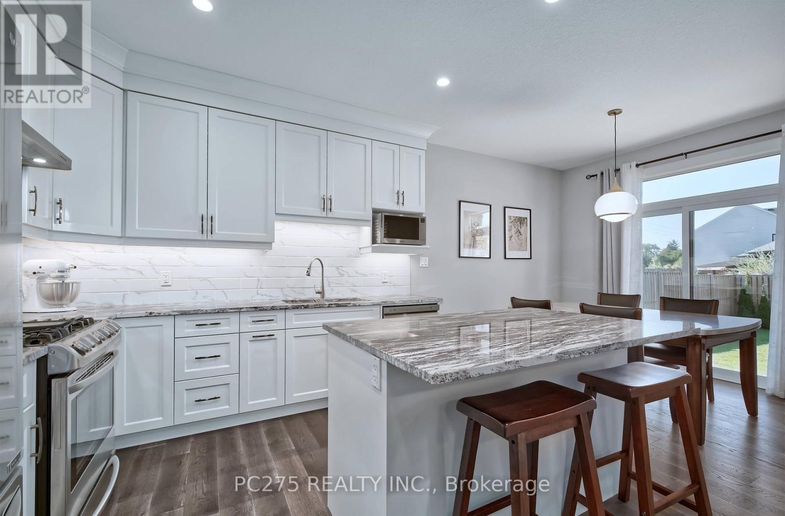 2539 Bond Street, Strathroy-Caradoc (Mount Brydges), ON - Indoor Photo Showing Kitchen With Upgraded Kitchen