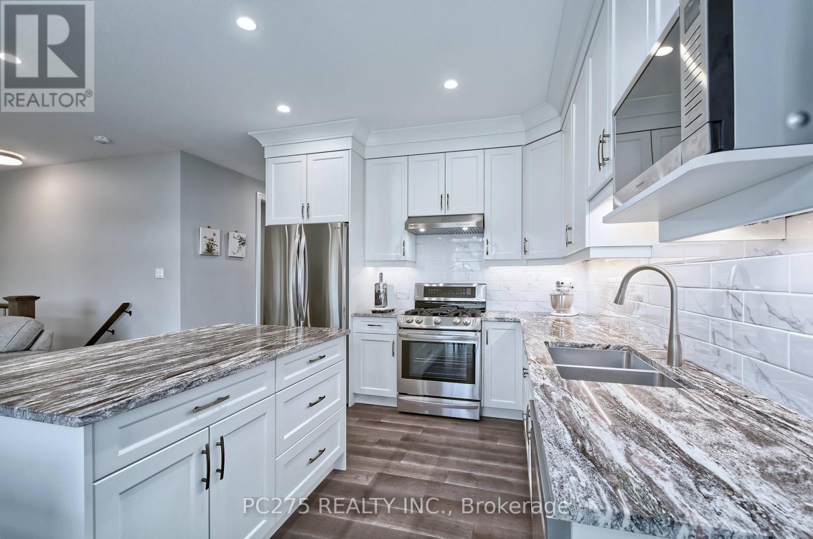 2539 Bond Street, Strathroy-Caradoc (Mount Brydges), ON - Indoor Photo Showing Kitchen With Double Sink With Upgraded Kitchen