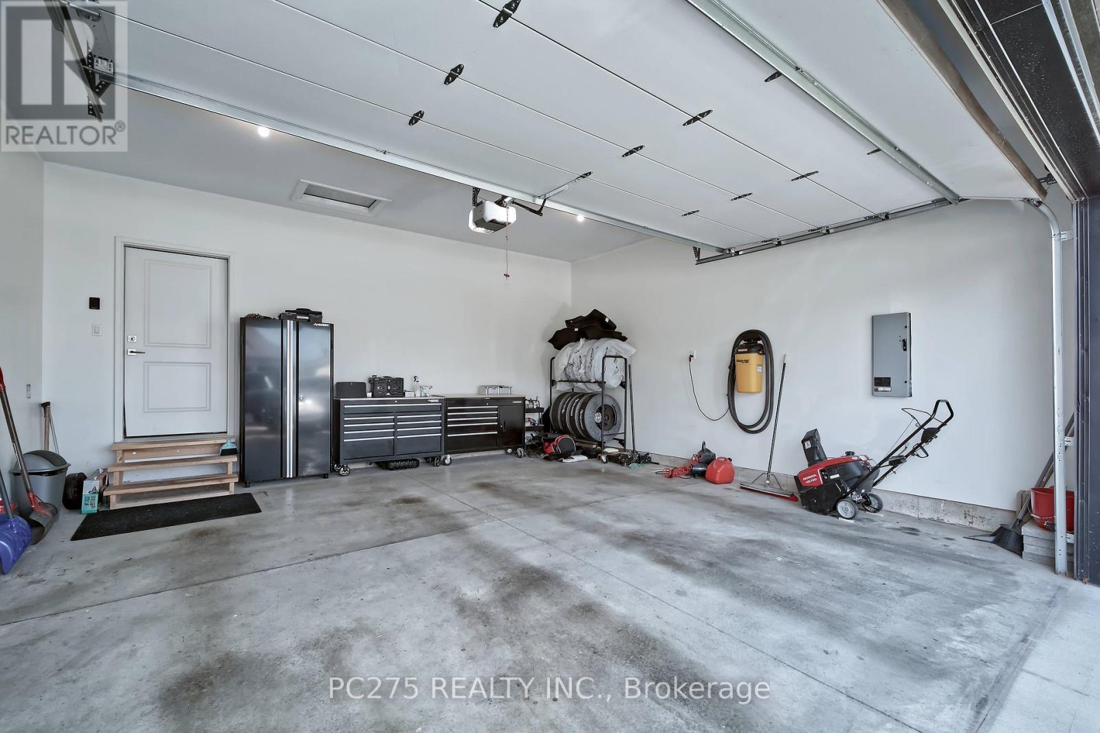 2539 Bond Street, Strathroy-Caradoc (Mount Brydges), ON - Indoor Photo Showing Garage
