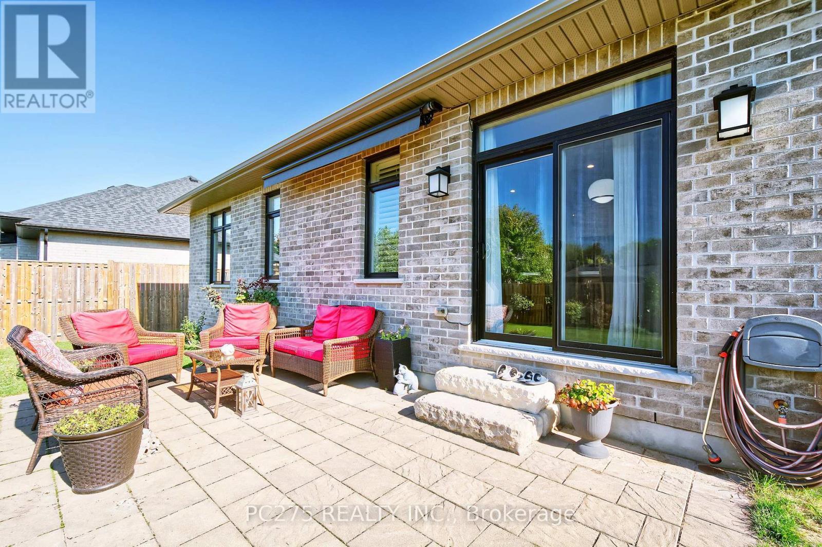 2539 Bond Street, Strathroy-Caradoc (Mount Brydges), ON - Outdoor With Deck Patio Veranda