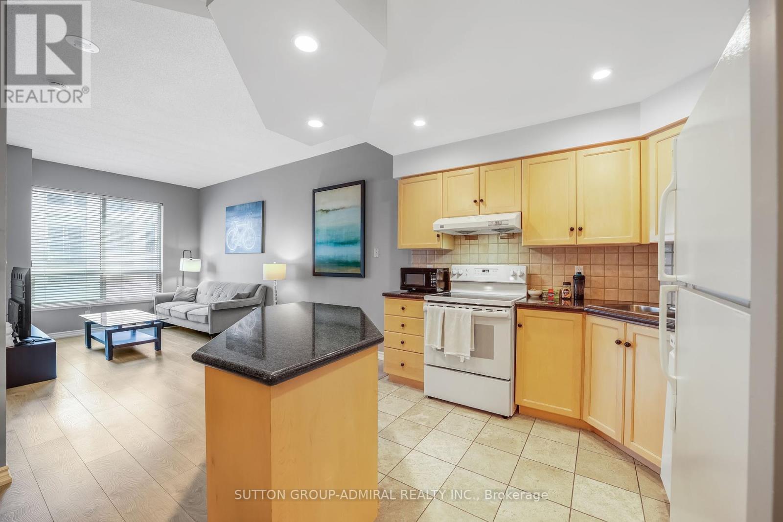 812 - 168 Simcoe Street, Toronto, ON - Indoor Photo Showing Kitchen