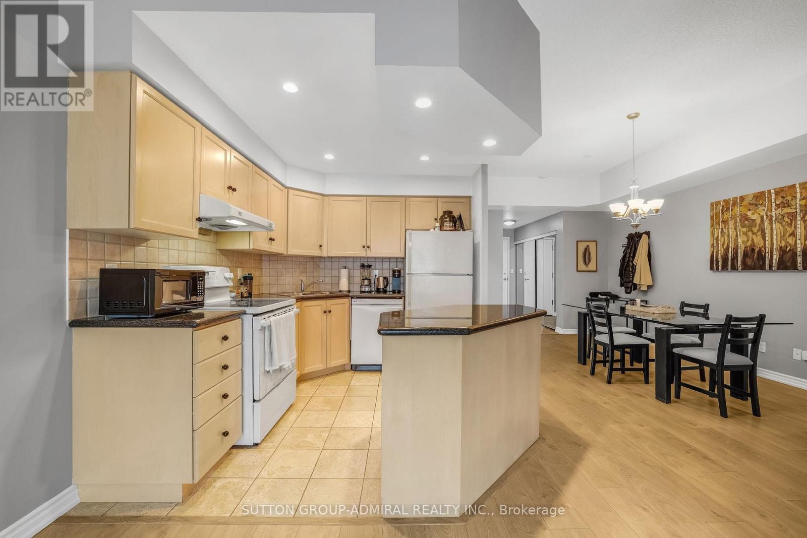 812 - 168 Simcoe Street, Toronto, ON - Indoor Photo Showing Kitchen