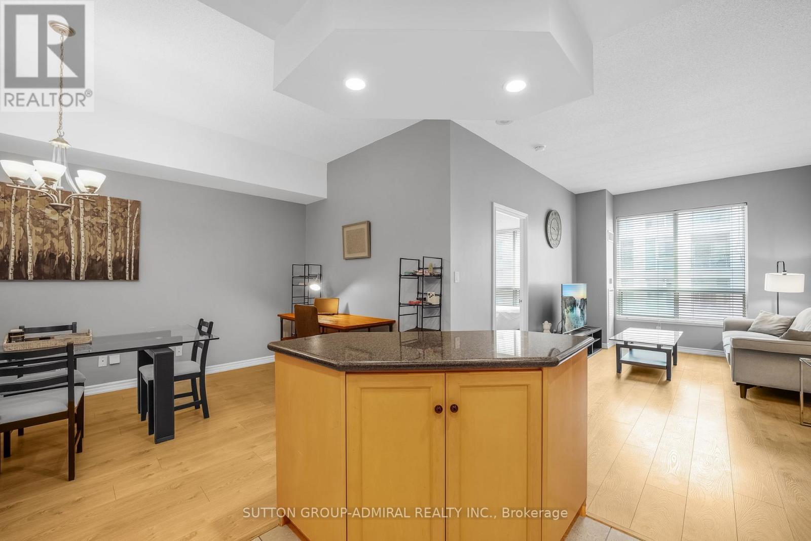 812 - 168 Simcoe Street, Toronto, ON - Indoor Photo Showing Living Room