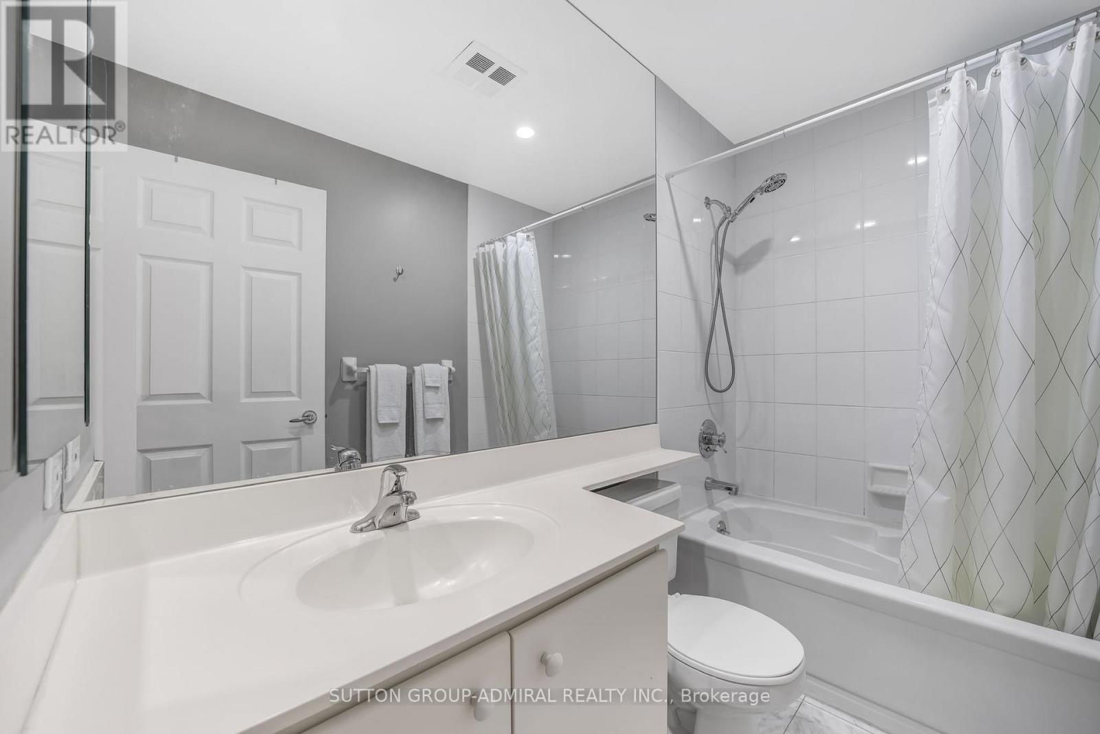 812 - 168 Simcoe Street, Toronto, ON - Indoor Photo Showing Bathroom