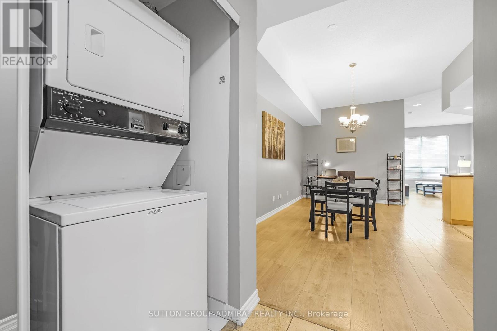 812 - 168 Simcoe Street, Toronto, ON - Indoor Photo Showing Laundry Room
