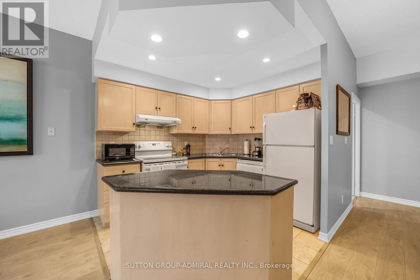 812 - 168 Simcoe Street, Toronto, ON - Indoor Photo Showing Kitchen