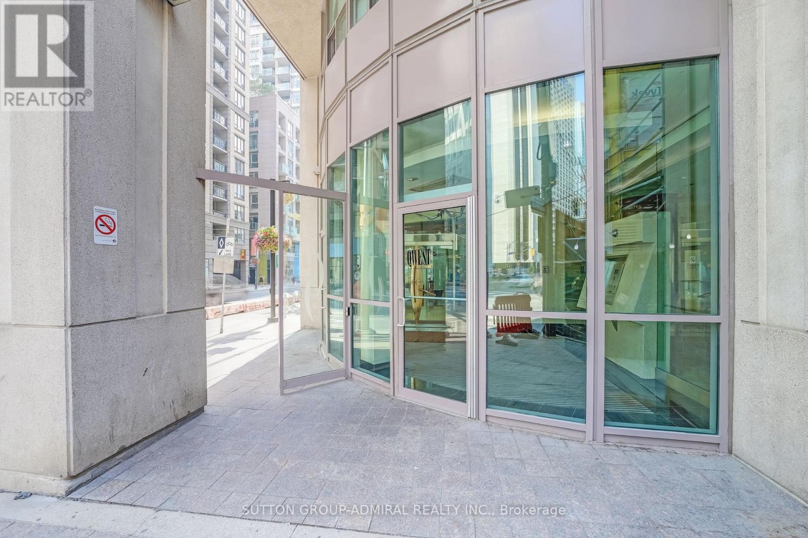 812 - 168 Simcoe Street, Toronto, ON - Outdoor