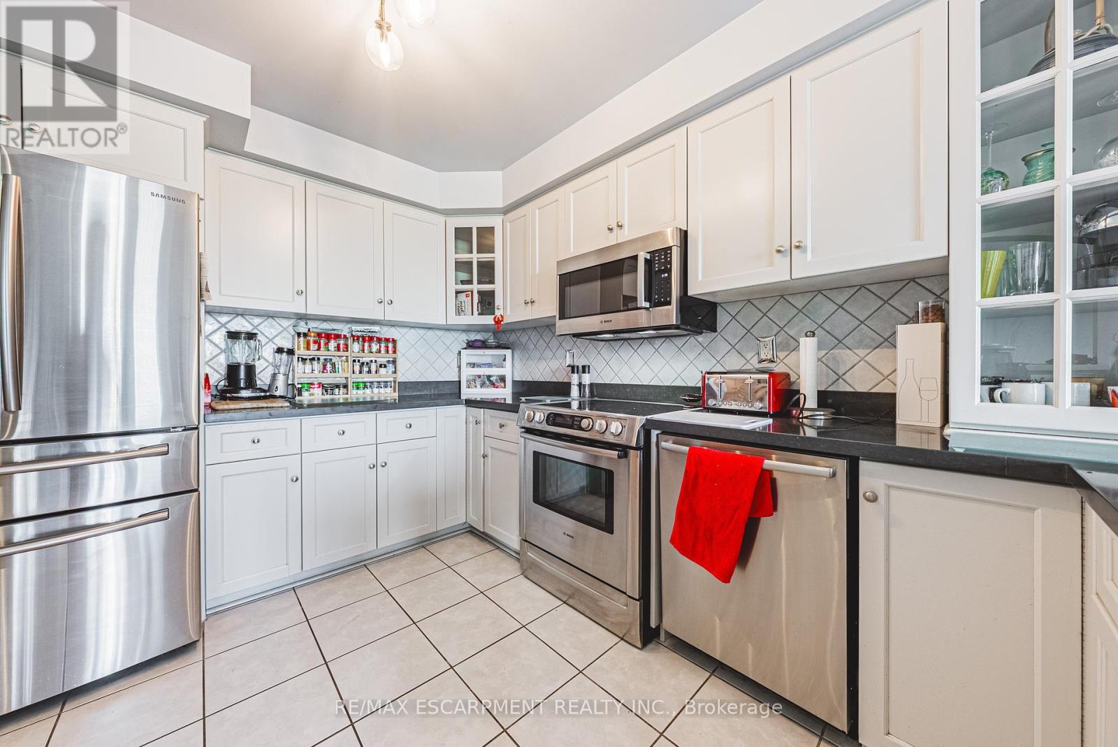 6 - 85 Edgewater Drive, Hamilton, ON - Indoor Photo Showing Kitchen