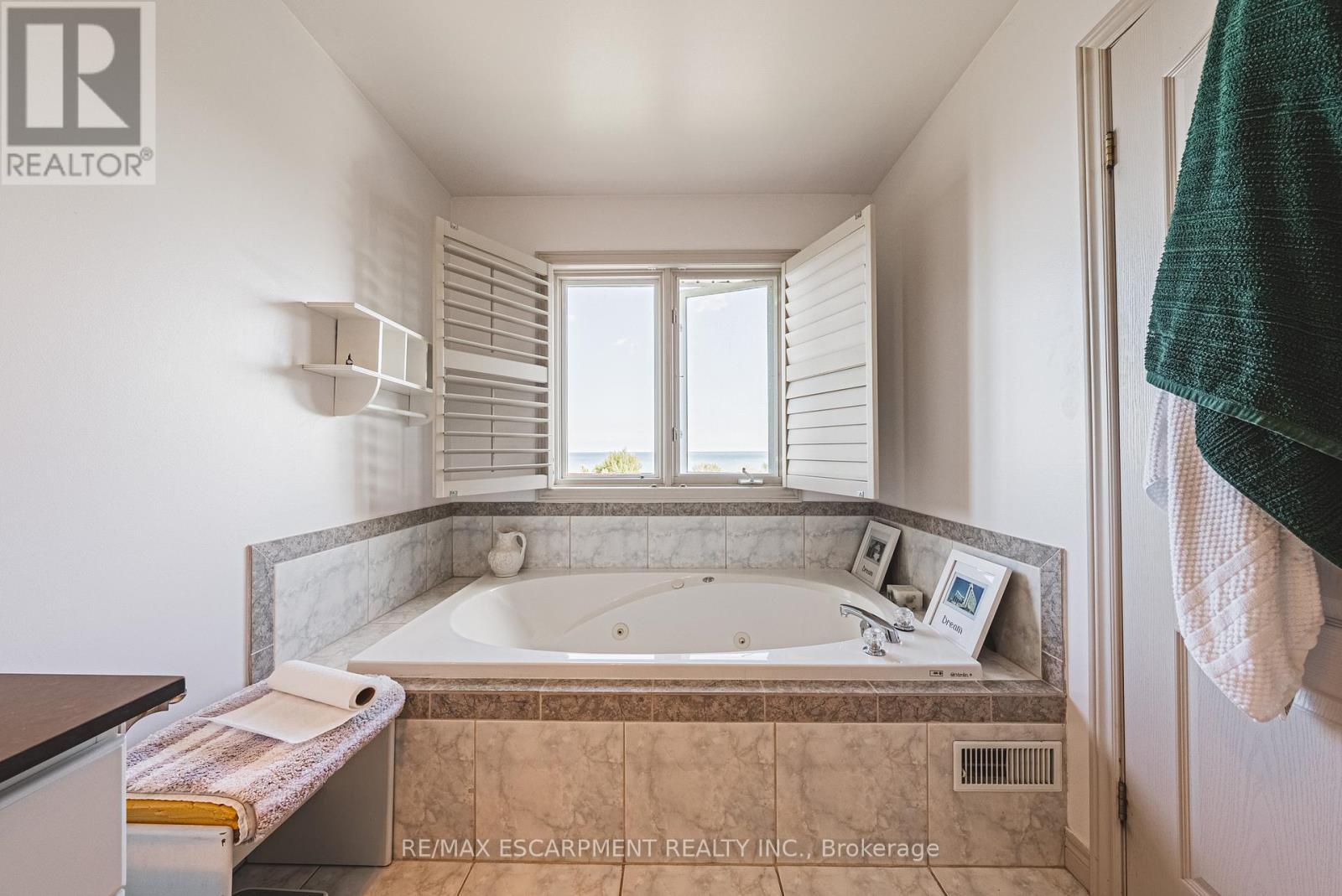 6 - 85 Edgewater Drive, Hamilton, ON - Indoor Photo Showing Bathroom