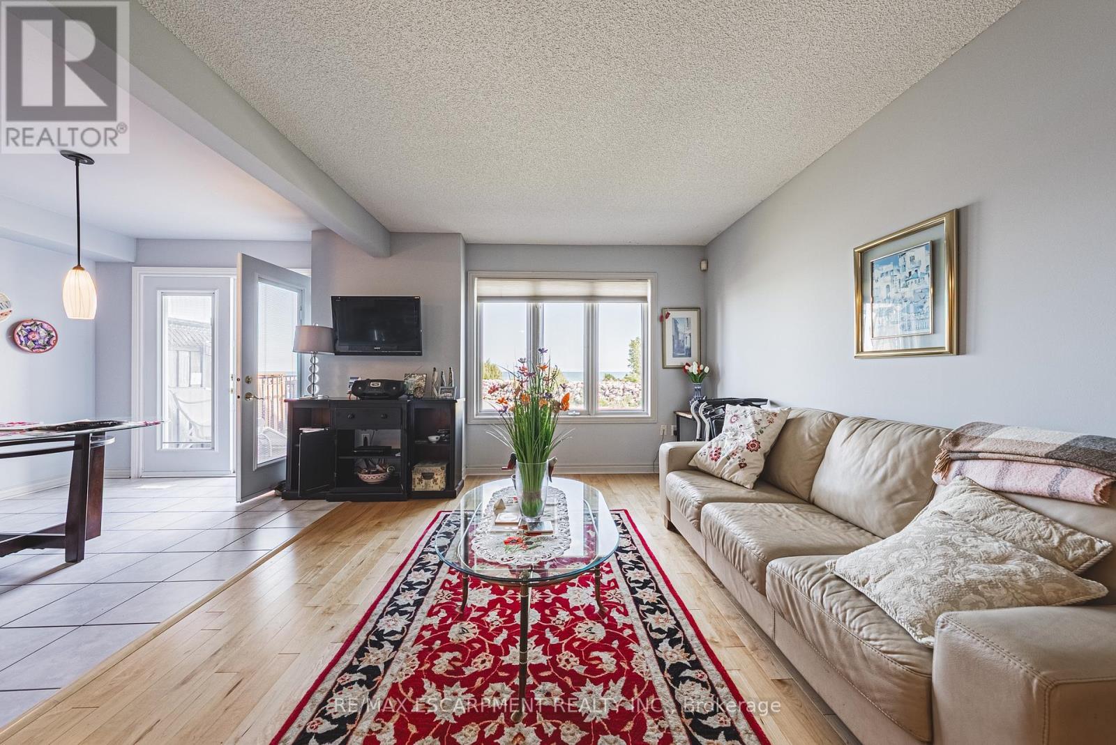 6 - 85 Edgewater Drive, Hamilton, ON - Indoor Photo Showing Living Room