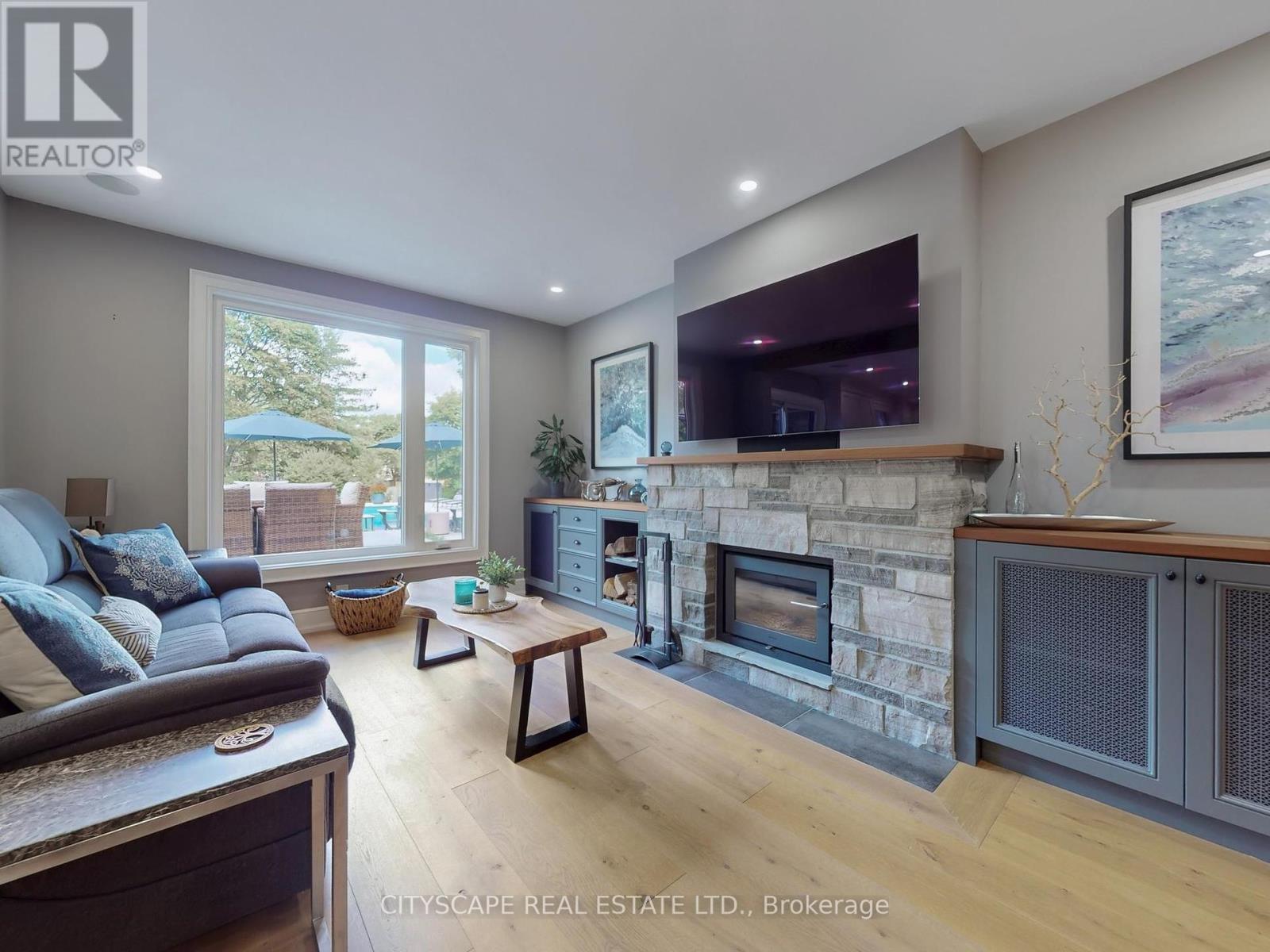 2585 Kenna Court, Mississauga, ON - Indoor Photo Showing Living Room With Fireplace