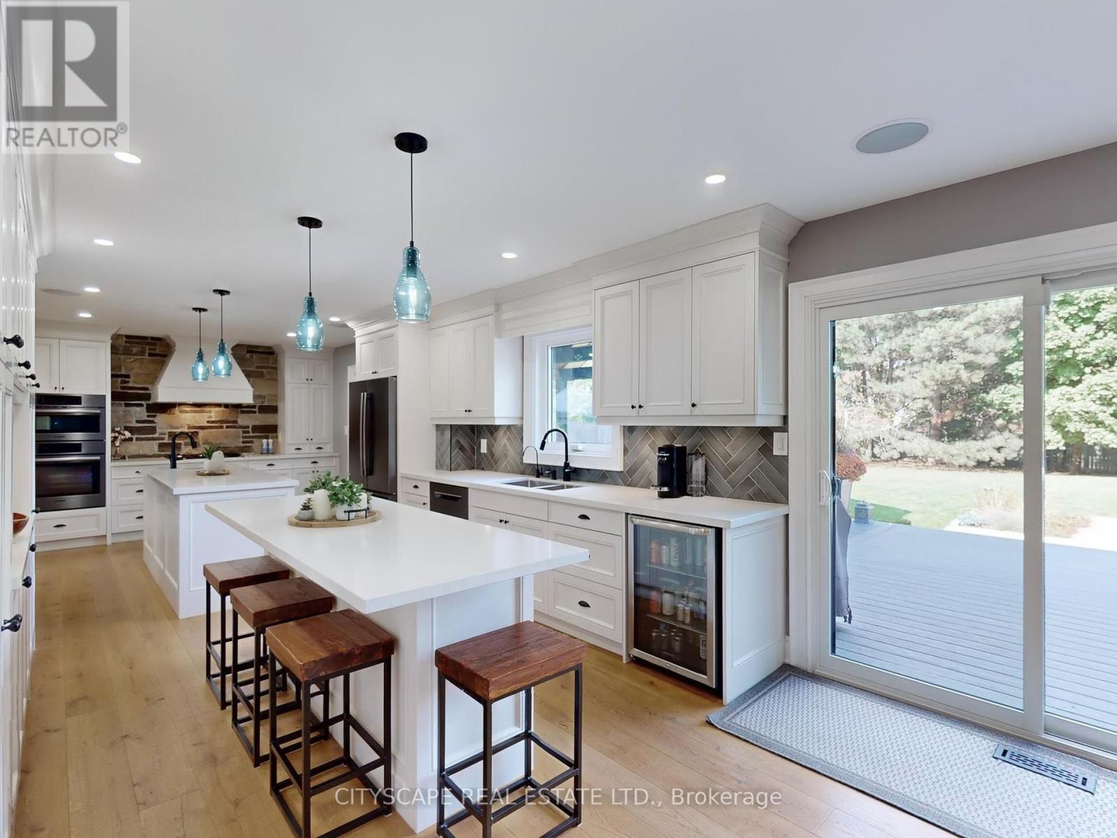 2585 Kenna Court, Mississauga, ON - Indoor Photo Showing Kitchen With Upgraded Kitchen