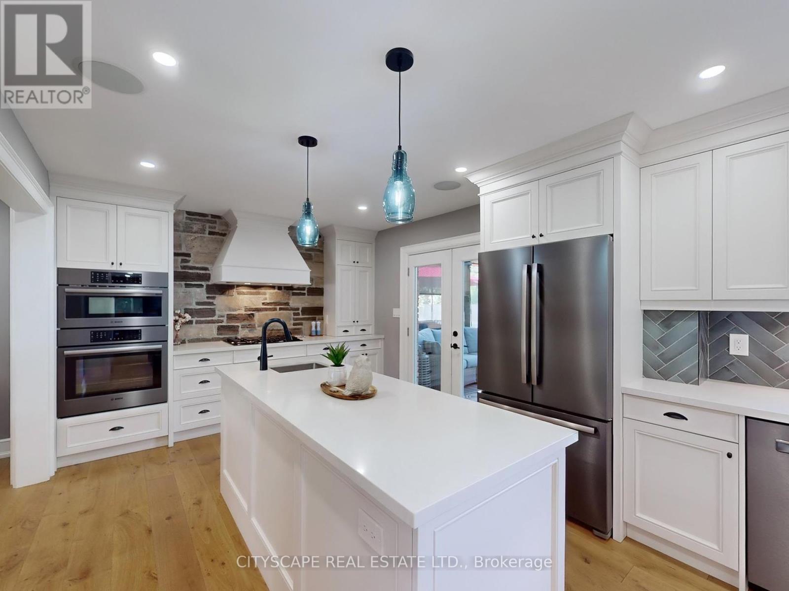 2585 Kenna Court, Mississauga, ON - Indoor Photo Showing Kitchen With Upgraded Kitchen