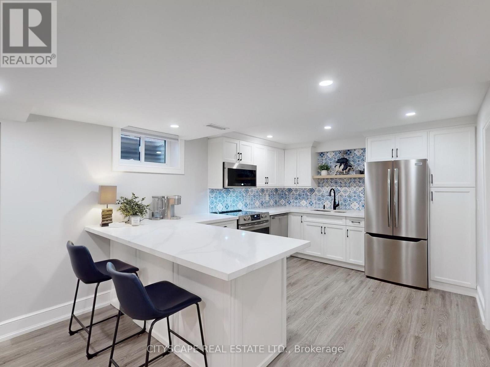 2585 Kenna Court, Mississauga, ON - Indoor Photo Showing Kitchen With Stainless Steel Kitchen With Upgraded Kitchen