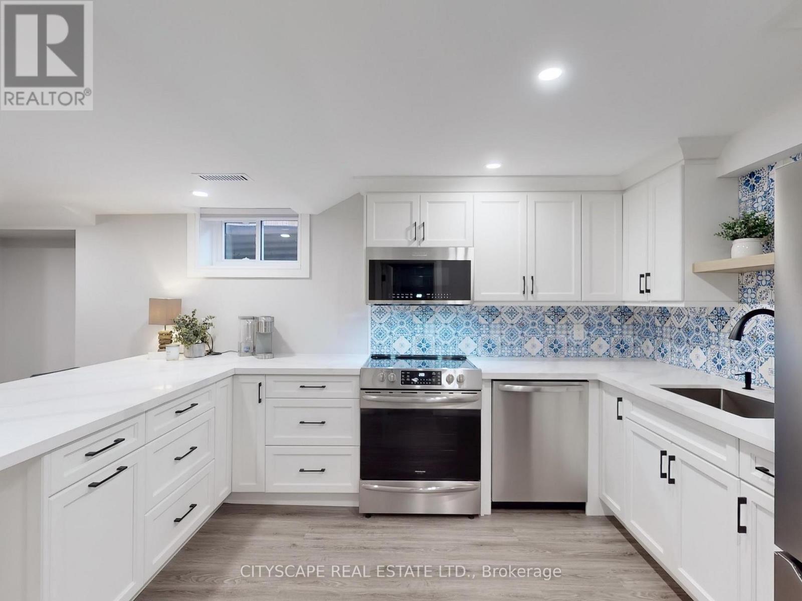 2585 Kenna Court, Mississauga, ON - Indoor Photo Showing Kitchen With Upgraded Kitchen