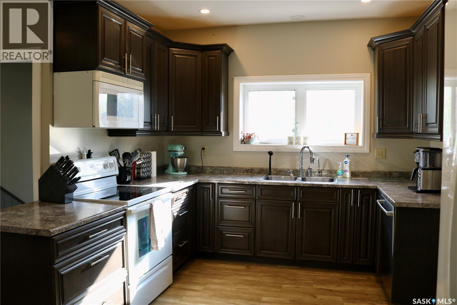 Moosomin Rm No. 121, Saskatchewan - Indoor Photo Showing Kitchen With Double Sink
