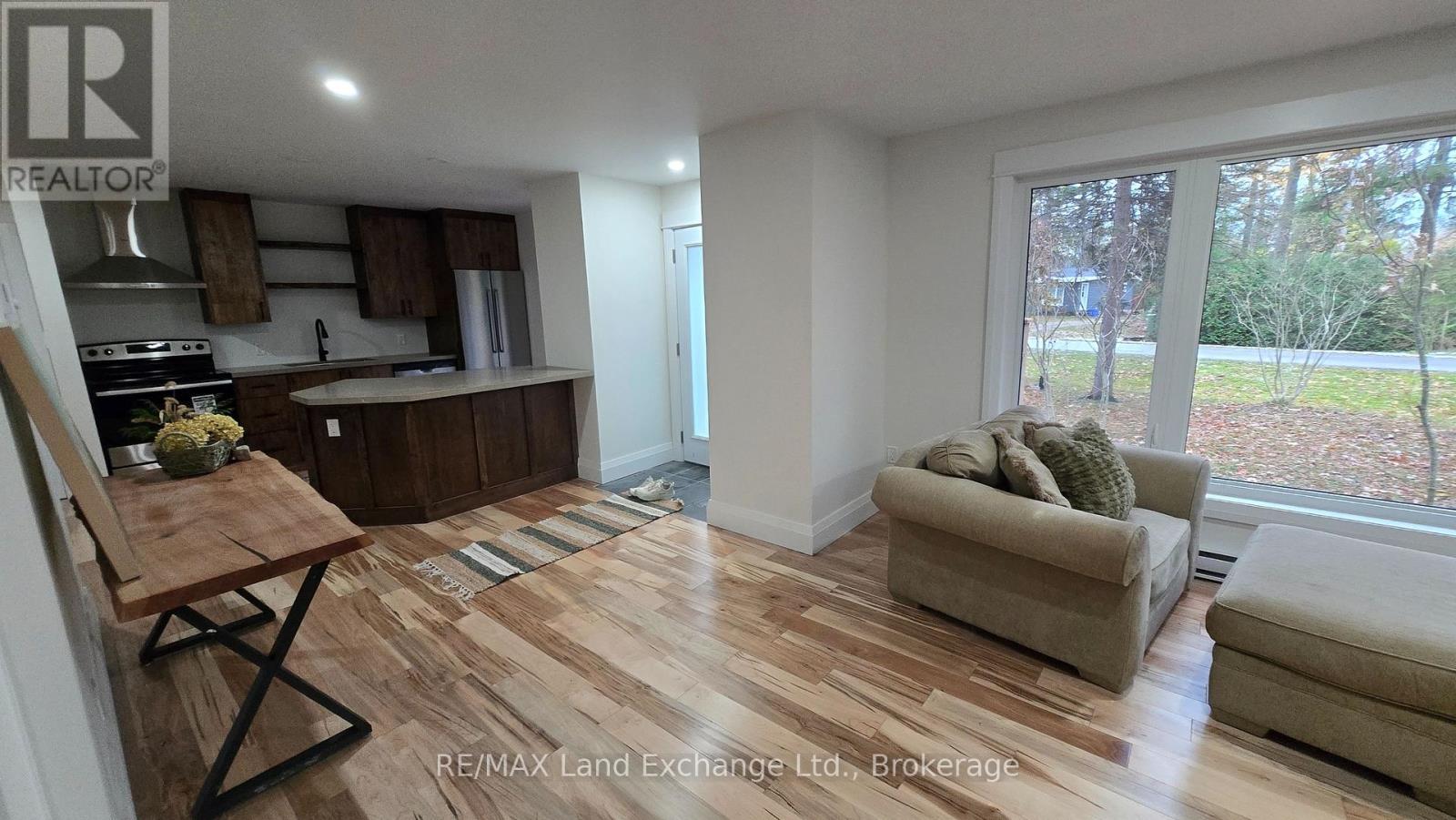 325 Ojibwa Trail, Huron-Kinloss, ON - Indoor Photo Showing Living Room