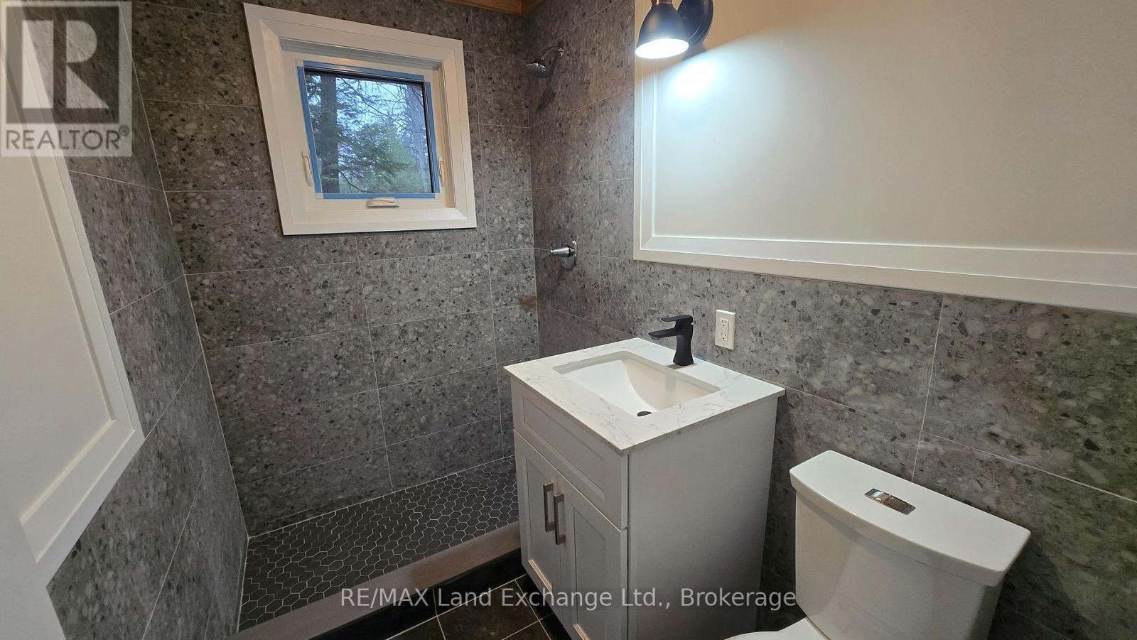 325 Ojibwa Trail, Huron-Kinloss, ON - Indoor Photo Showing Bathroom
